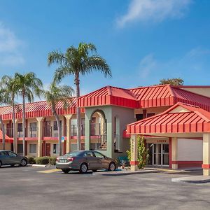 Super 8 By Wyndham Clearwater/Us Hwy 19 N